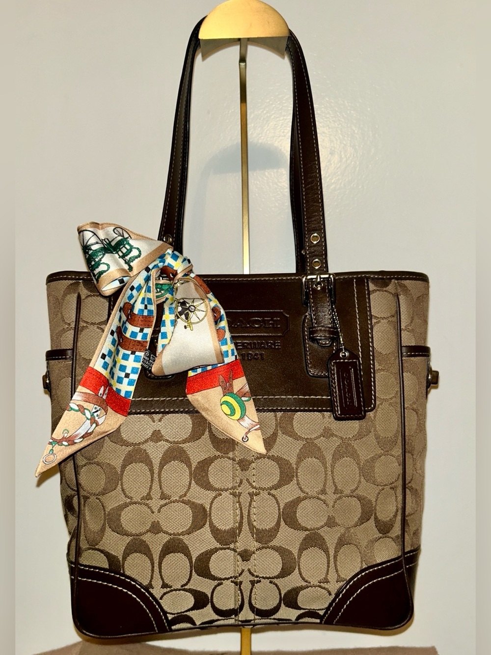 Coach Signature Gallery Hamptons Lunch Tote Style.